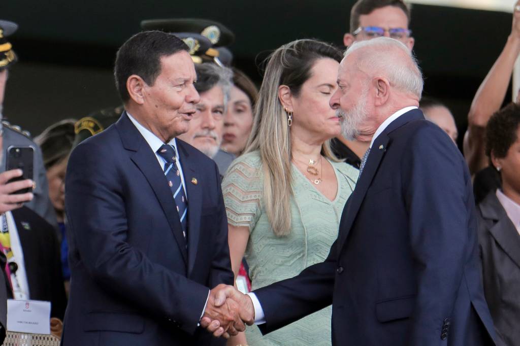 O aperto de mãos entre Lula e Hamilton Mourão no QG do Exército