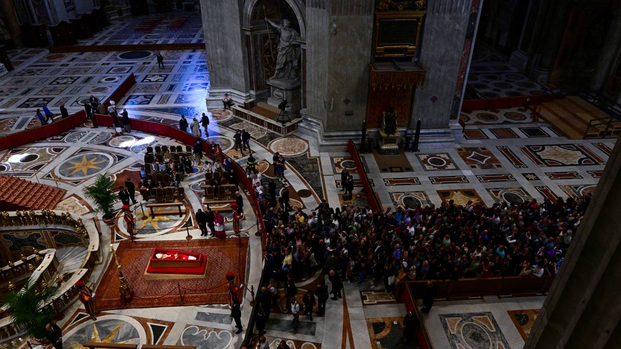 O corpo do papa Francisco é velado dentro da Basílica de São Pedro. 23/04/2025