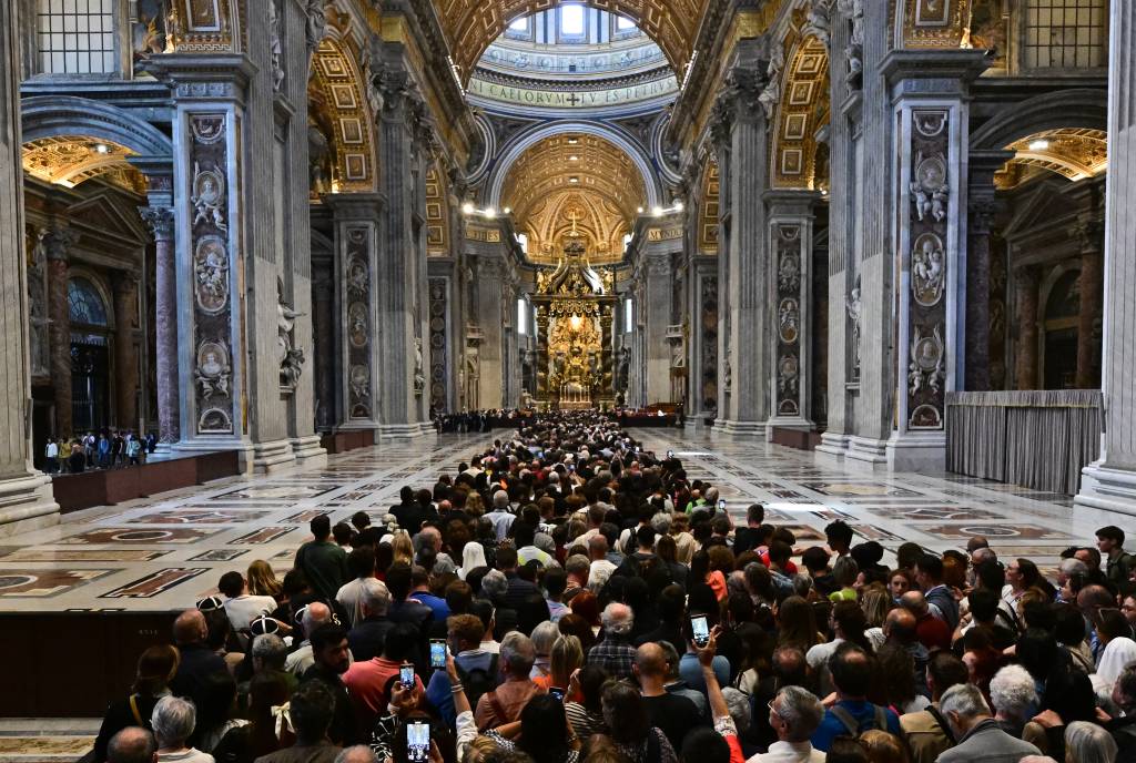VATICAN-RELIGION-POPE Fiéis se despedem do papa Francisco, na Basílica de São Pedro, no Vaticano. 23/04/2025