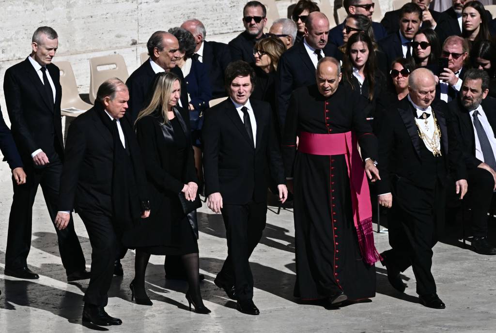 VATICAN-RELIGION-POPE-FUNERAL O presidente da Argentina, Javier Milei (C), caminha com sua irmã Karina Milei (2E) enquanto chegam antes da cerimônia fúnebre do falecido Papa Francisco