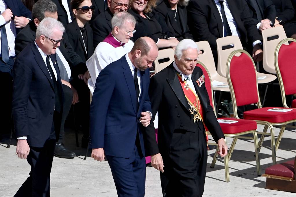 O príncipe William O príncipe William (C) do País de Gales chega para a cerimônia fúnebre do falecido Papa Francisco