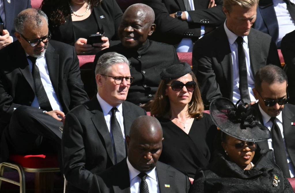 VATICAN-RELIGION-POPE-FUNERAL O primeiro-ministro britânico Keir Starmer (C) e sua esposa Victoria Starmer (C/E) assistem à cerimônia fúnebre do falecido Papa Francisco