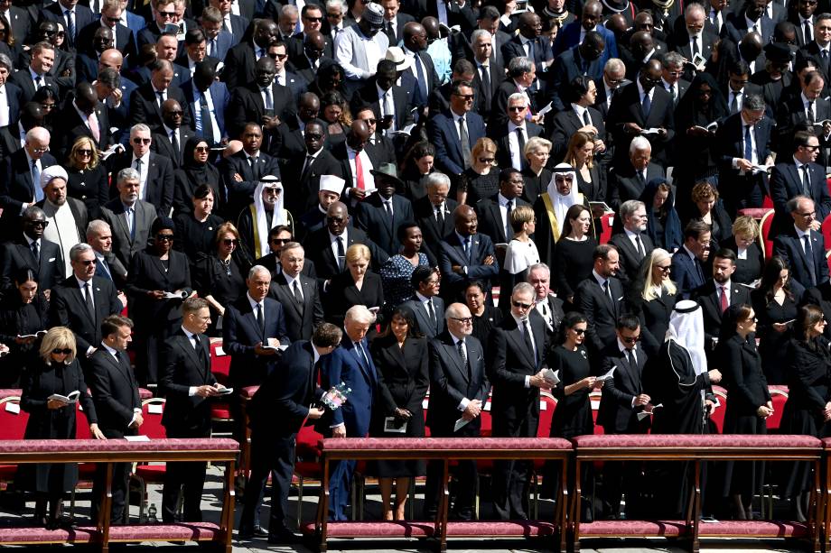 Líderes mundiais, como Emmanuel Macron, da França, Donald Trump, dos EUA, e os reis da Espanha assistem à missa fúnebre de Francisco. 26/04/2025 -