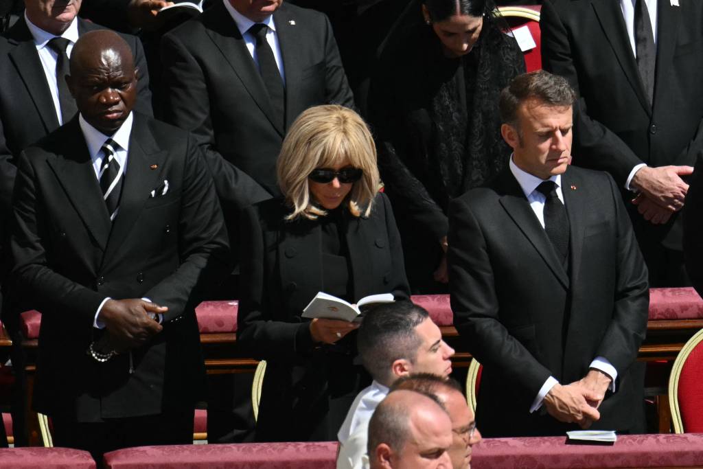 VATICAN-RELIGION-POPE-FUNERAL O presidente francês Emmanuel Macron (D) ao lado de sua esposa Brigitte Macron (C) e do presidente do Gabão Brice Oligui Nguema (E) durante a cerimônia fúnebre do falecido Papa Francisco
