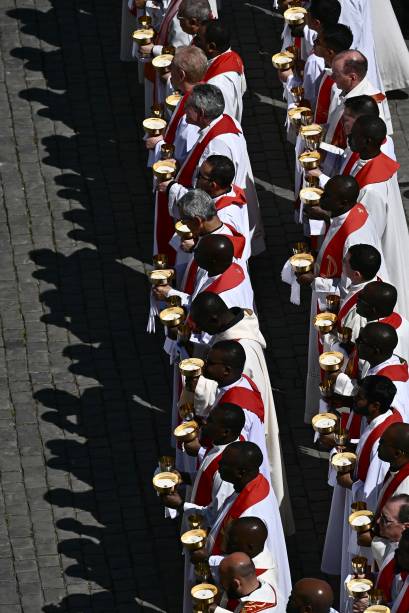 Sacerdotes comparecem à cerimônia fúnebre do Papa Francisco na Praça de São Pedro, no Vaticano. 26/04/2025 -