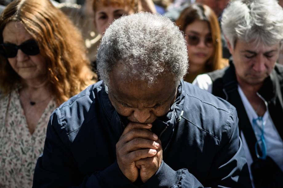 Fiel reza durante a cerimônia fúnebre de Francisco ao longo da Via della Conciliazione, em direção à Praça de São Pedro. 26/04/2025 -