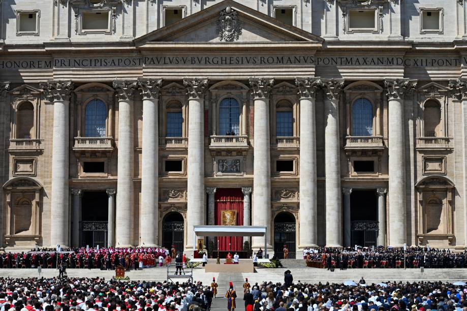 Basílica de São Pedro: pessoas comuns, líderes mundiais, membros da realeza e membros do clero comparecem ao funeral do Papa. 26/04/2025 -