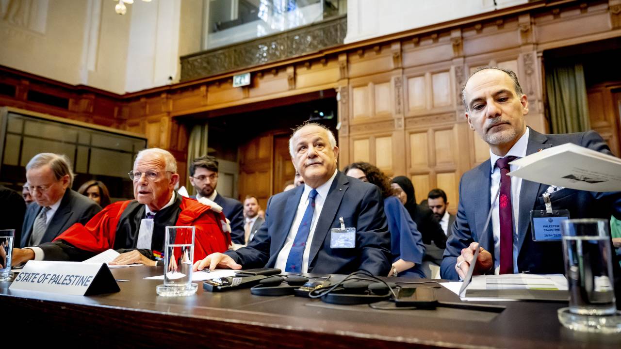 Embaixador e Representante Permanente da Autoridade Palestina junto a Organizações Internacionais na Holanda, Ammar Hijazi (à direita), na Corte Internacional de Justiça (CIJ), em Haia. 28/04/2025