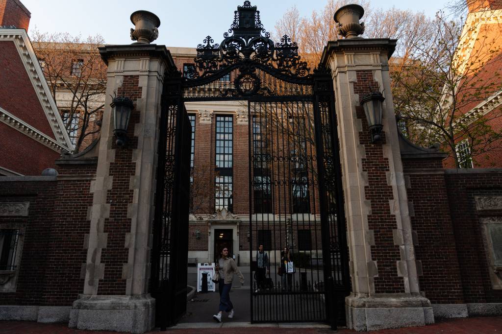 Governo Trump intensifica ofensiva contra Harvard e abre investigação sobre intercâmbios