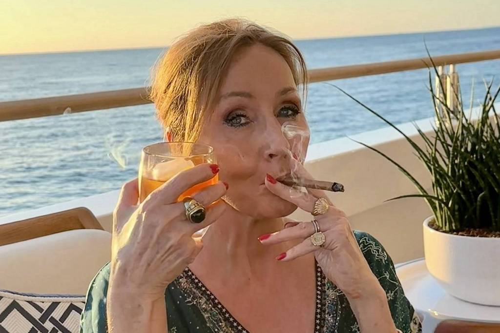 A escritora britânica J.K. Rowling celebra a decisão da Suprema Corte sobre mulheres