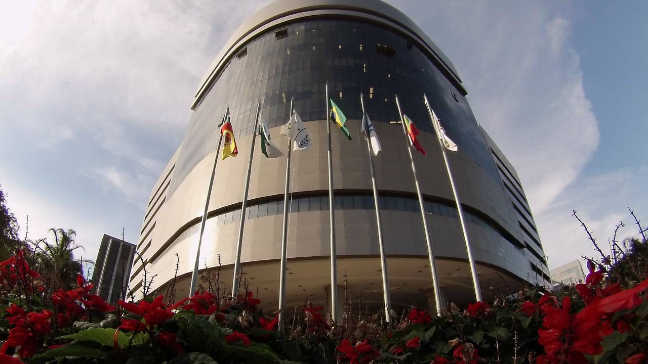 Fachada do edifício-sede do Tribunal Regional Federal da 4ª Região, em Porto Alegre