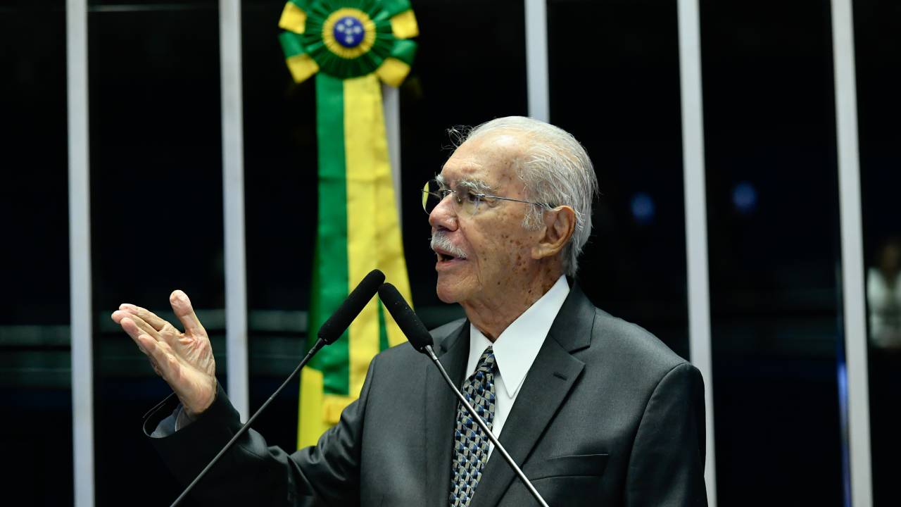 O ex-presidente José Sarney discursa no plenário do Senado durante sessão especial em homenagem a ele pelos 40 anos da redemocratização do Brasil, no dia 18 de março de 2025