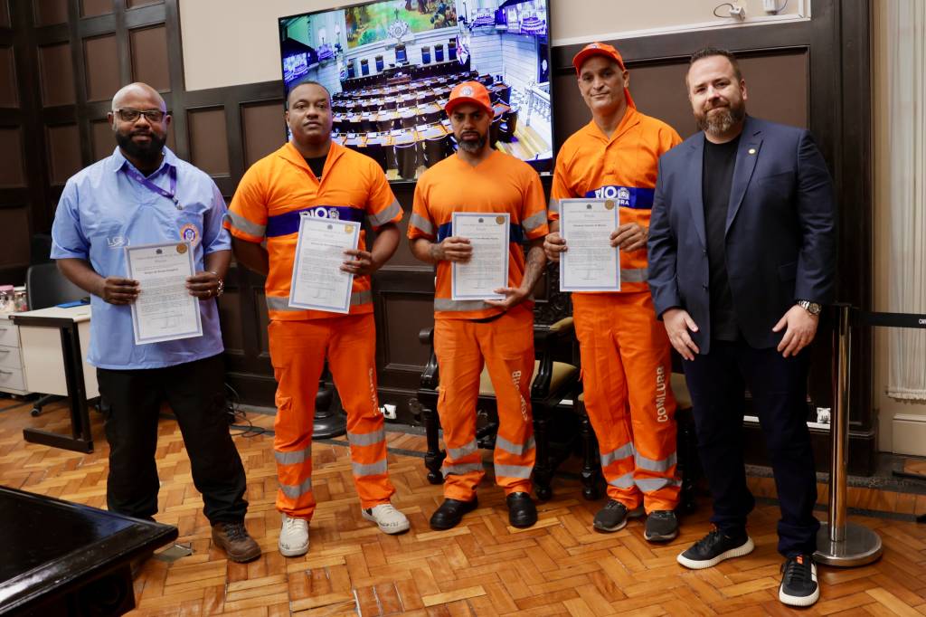 Pai de Henry Borel homenageia garis que salvaram bebê do lixo no Rio de Janeiro
