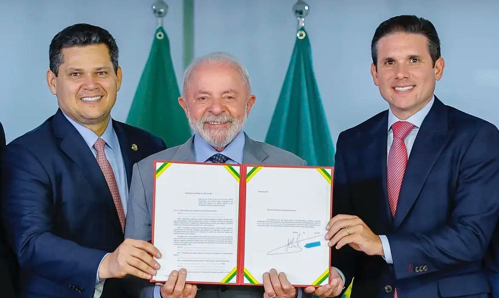 Lula entrega PEC da Segurança Pública para tramitação no Congresso