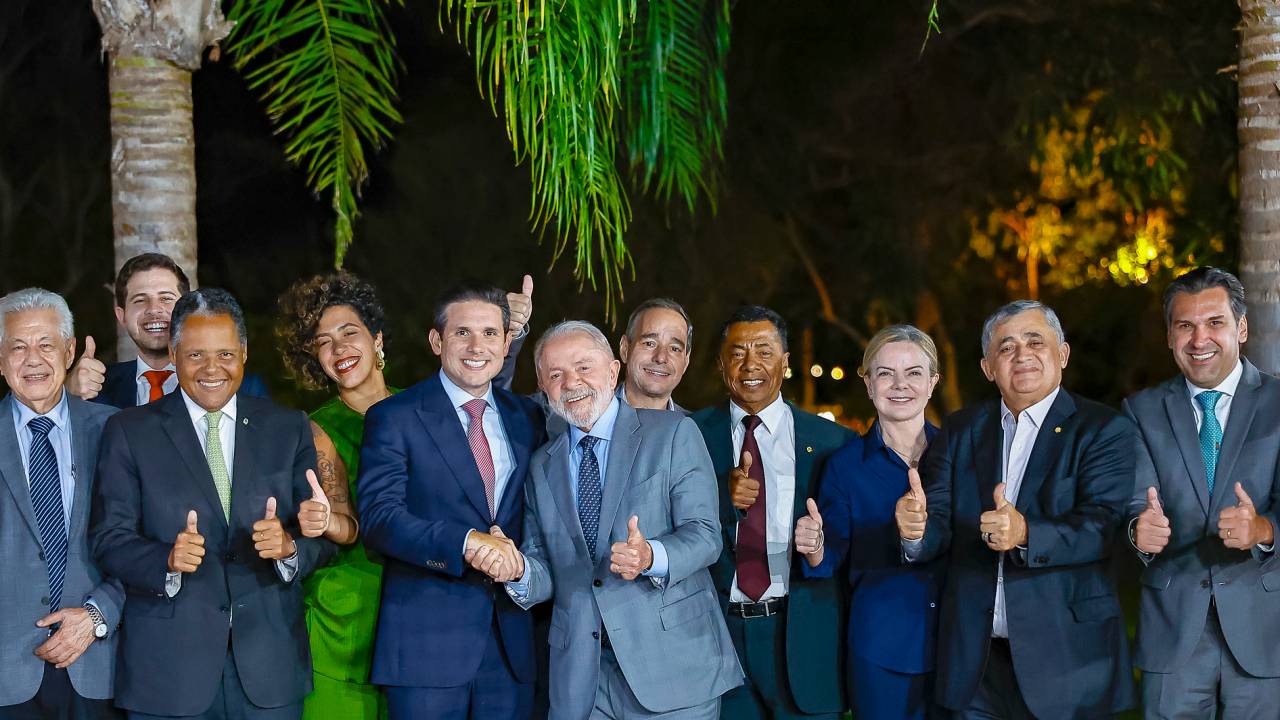 Lula ao lado de Hugo Motta: meta é passar pautas populares