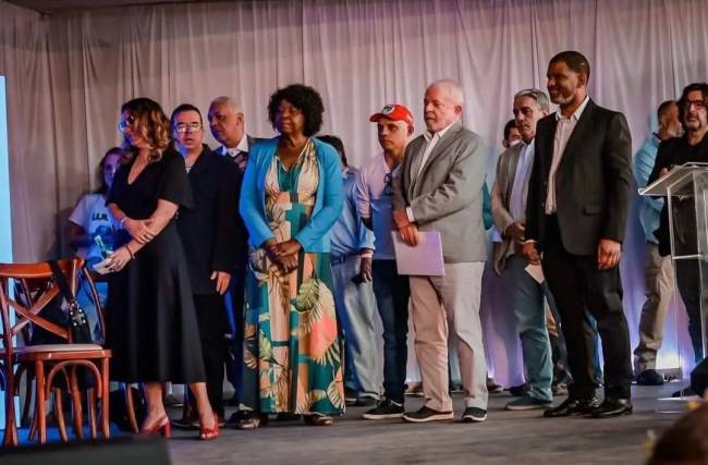 8d7c2625-6ef3-4701-889c-4326979d4c95 O presidente Luiz Inácio Lula da Silva (PT), ao lado da deputada federal Benedita da Silva (PT/RJ) e do teólogo Oliver Goiano, da Coordenação Nacional dos Evangélicos do PT