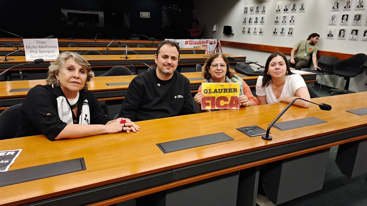 AMEAÇADO - O deputado e colegas governistas: apoio da esquerda, minoritária na Casa, não deve conseguir salvar o mandato