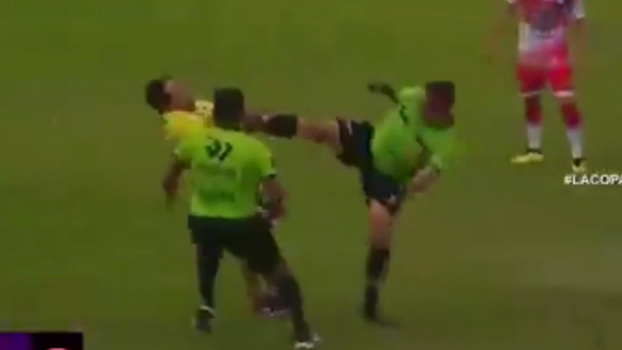 Árbitro Luis Alegre se defende com chute na mandíbula do membro da comissão técnica