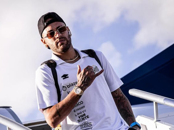 Neymar se manifesta após partida com máscaras de Bruna Marquezine