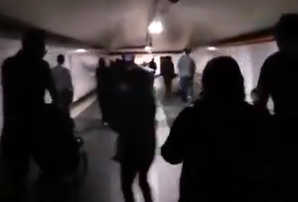 Pessoas caminham por metrô na Espanha com luzes de emergência, após apagão atingir vários países da Europa. 28/04/2025 -