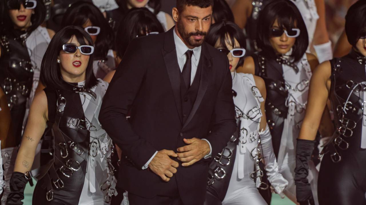 Cauã Reymond participa da apresentação de Ivete Sangalo na festa da Globo
