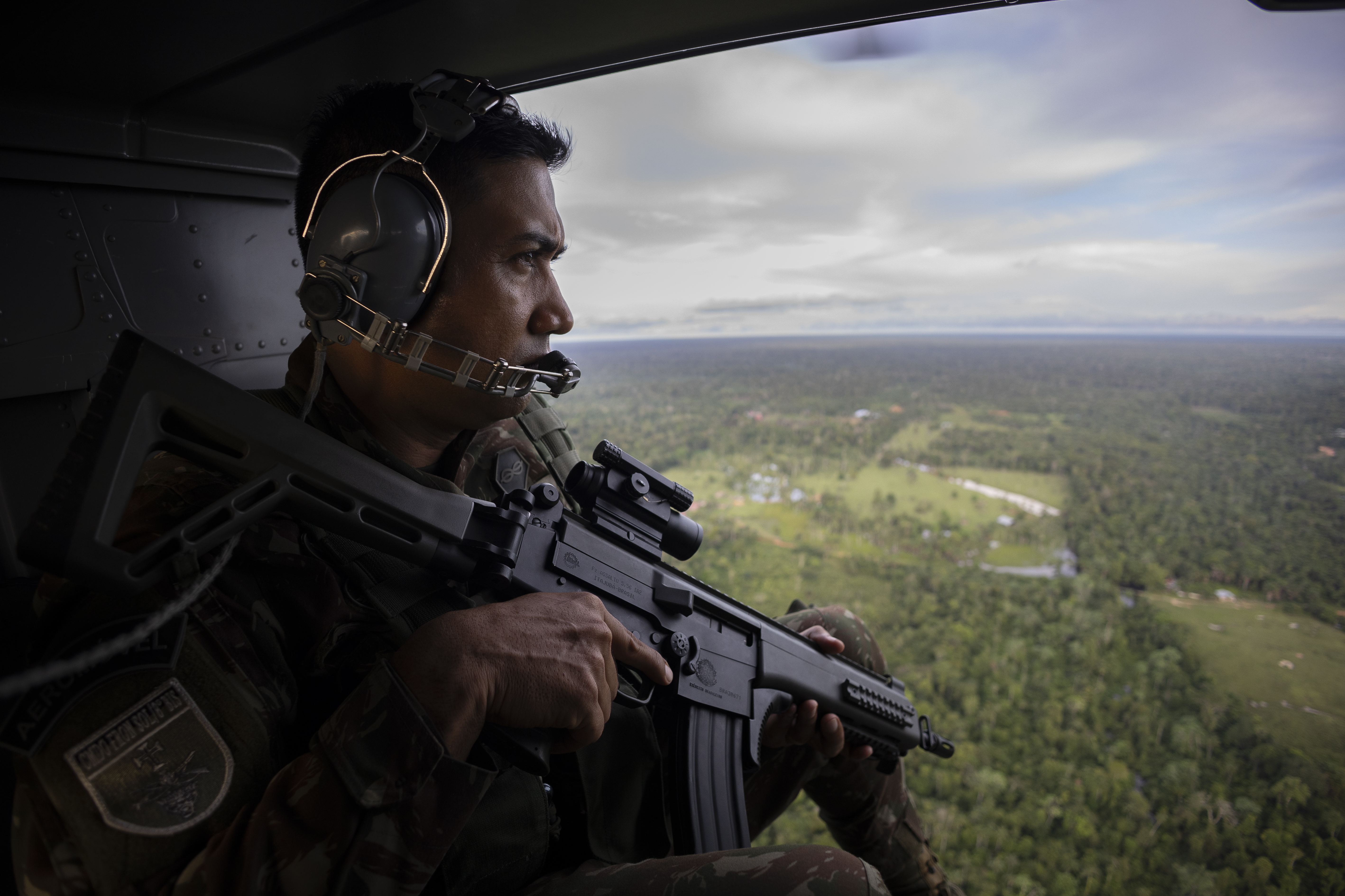 Comandante Ribeiro Junior, do 8º Batalhão de Infantaria de Selva, em patrulha na região de Ipiranga
