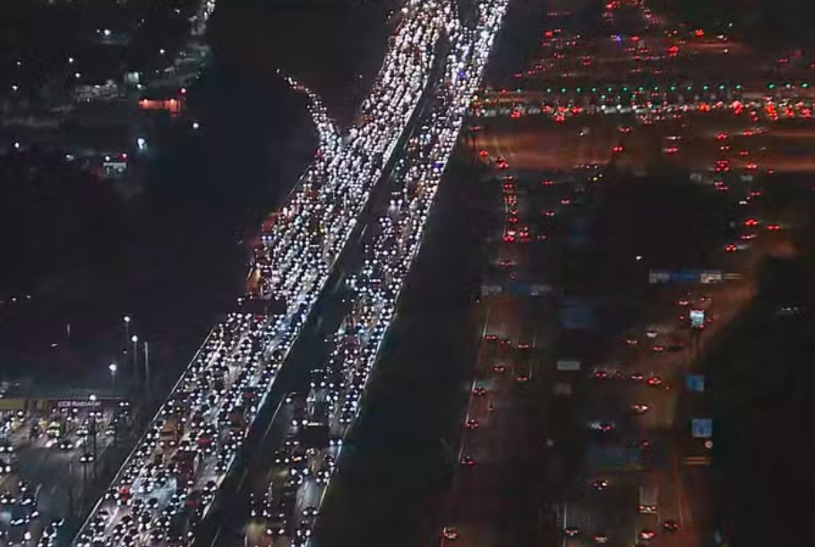 Com 1.289 km de congestionamento, SP teve saída recorde para o feriado