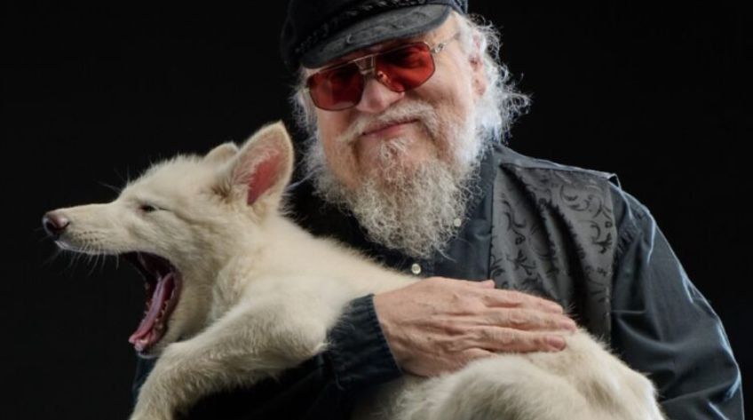 George R.R Martin posa com lobo ‘desextinto’ e explica ligação com o bicho