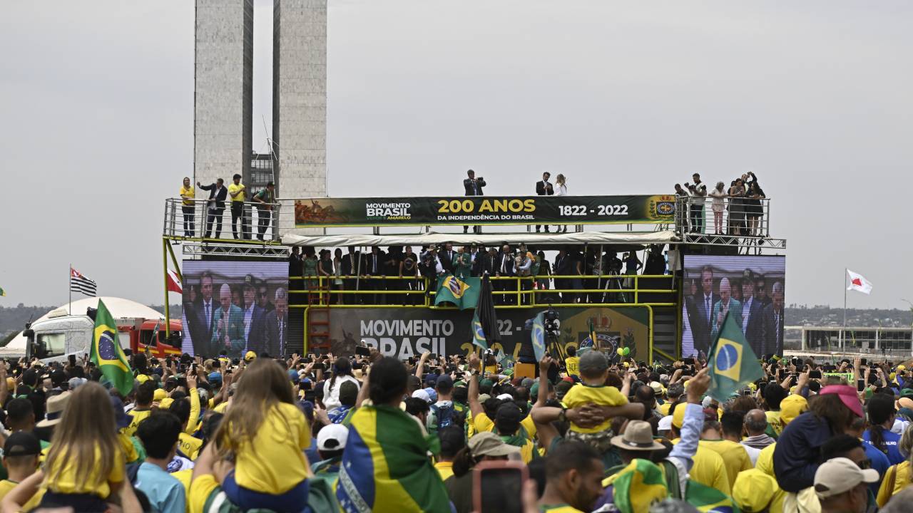 BRASILIA, BRAZIL - SEPTEMBER 07: Supporters react while they listen to Brazil's President Jair Bolsonaro during a campaign rally after a military parade to celebrate the bicentennial independence of Brazil in Brasilia, Brazil on September 7, 2022. (Photo by Mateus Bonomi/Anadolu Agency via Getty Images)