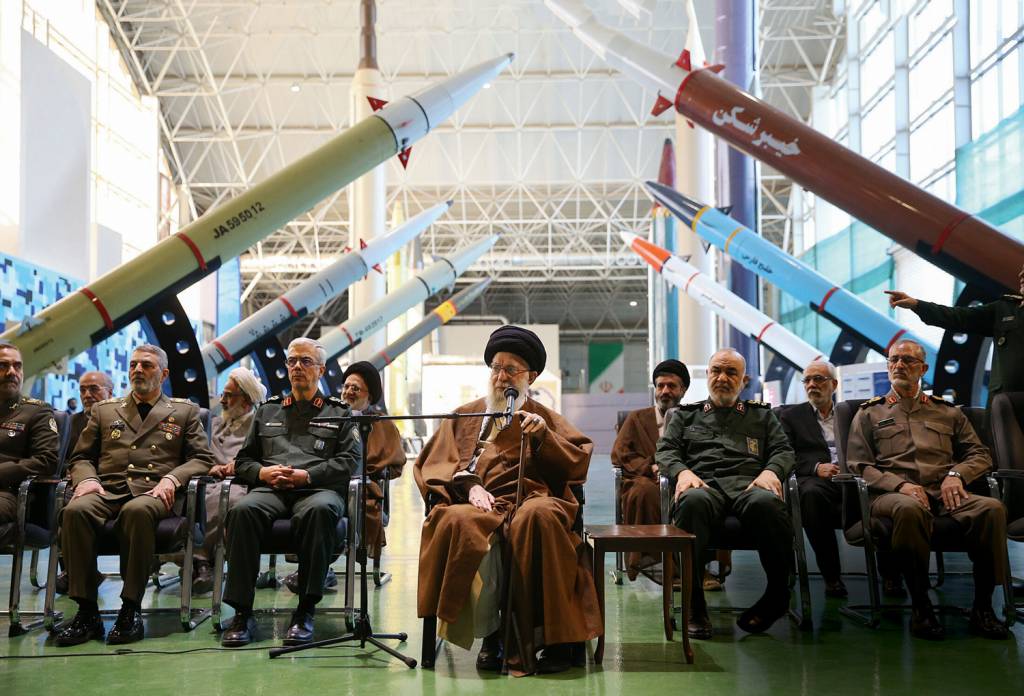 GettyImages-1790405687.jpg POUCA OPÇÃO - Khamenei: convencido por assessores a se aproximar dos rivais