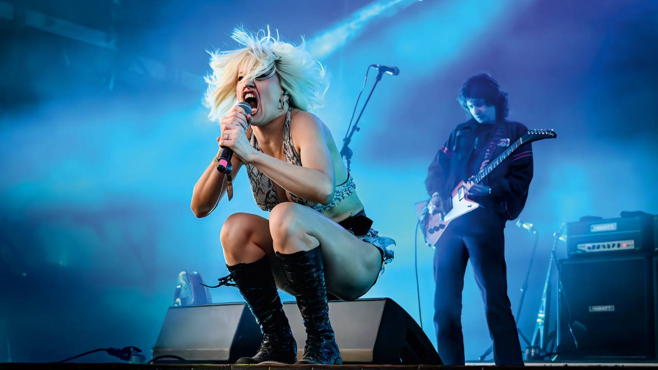 PLUGADA NO 220V - Amyl and the Sniffers: som potente e correria alucinante nos shows e nos clipes