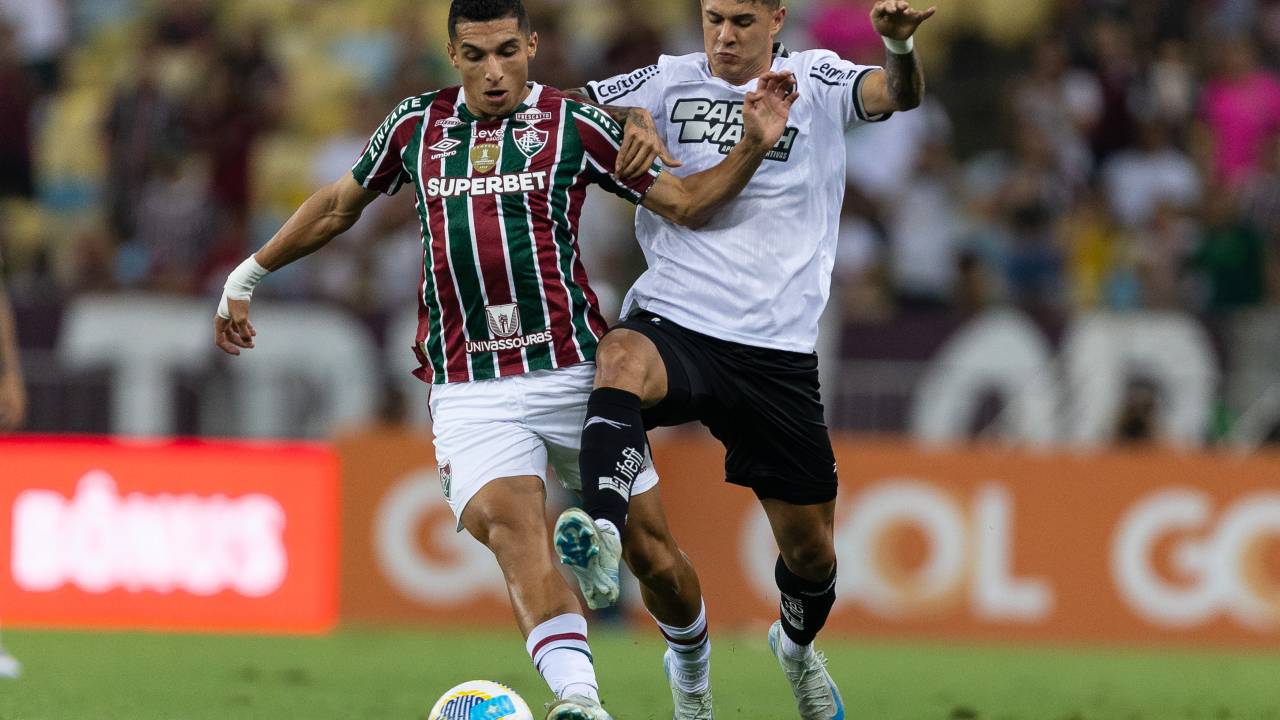 RIO DE JANEIRO, BRAZIL - SEPTEMBER 21: Kevin Serna (L) of Fluminense battles for the ball with Mateo Ponte of Botafogo during the match between Fluminense and Botafogo as part of Brasileirao 2024 at Maracana Stadium on September 21, 2024 in Rio de Janeiro, Brazil. (Photo by Ruano Carneiro/Getty Images)