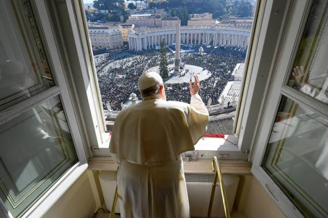 VATICAN CITY, VATICAN - NOVEMBER 24: (EDITOR NOTE: STRICTLY EDITORIAL USE ONLY - NO MERCHANDISING) Pope Francis waves to the faithful gathered in St. Peter's Square during his Sunday Angelus blessing on the World Youth Day on November 24, 2024 in Vatican City, Vatican. Pope Francis greeted delegations of young people from Portugal and South Korea in Rome for Sunday's 39th World Youth Day on the Solemnity of Christ the King as the WYD symbols, the Cross and the icon of Mary Salus Populi Romani, are passed from the Portuguese to the Koreans who will host the next world youth gathering in Seoul in 2027. (Photo by Vatican Media via Vatican Pool/Getty Images)