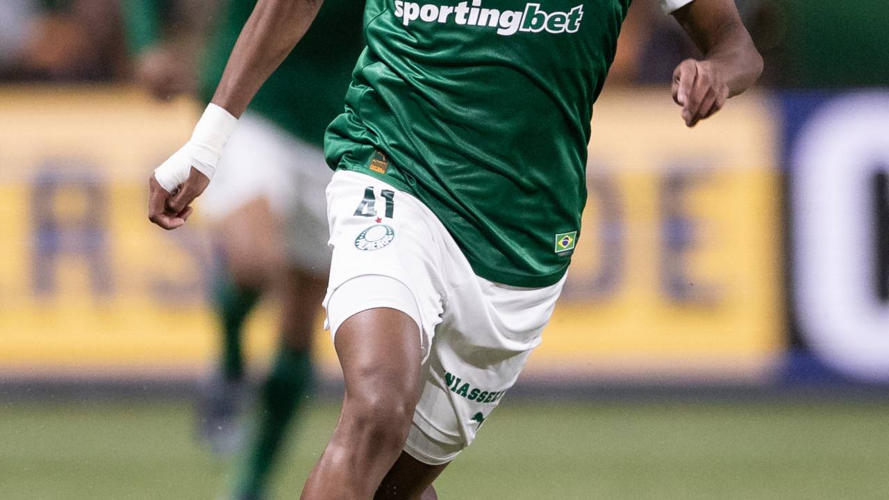 SAO PAULO, BRAZIL - MARCH 16: Estêvão Willian of Palmeiras runs with the ball during the Campeonato Paulista Final 2025 first leg between Palmeiras and Corinthians at Allianz Parque on March 16, 2025 in Sao Paulo, Brazil. (Photo by Marco Galvao/Sports Press Photo/Getty Images)