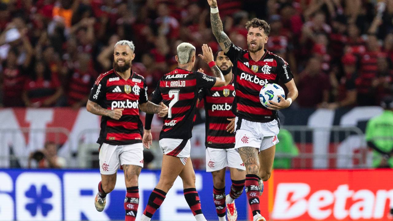 RIO DE JANEIRO, BRAZIL - MARCH 29: Leo Pereira of Flamengo celebrates after scoring the team's first goal during the match between Flamengo and Internacional as part of Brasileirao 2025 at Maracana Stadium on March 29, 2025 in Rio de Janeiro, Brazil. (Photo by Ruano Carneiro/Getty Images)
