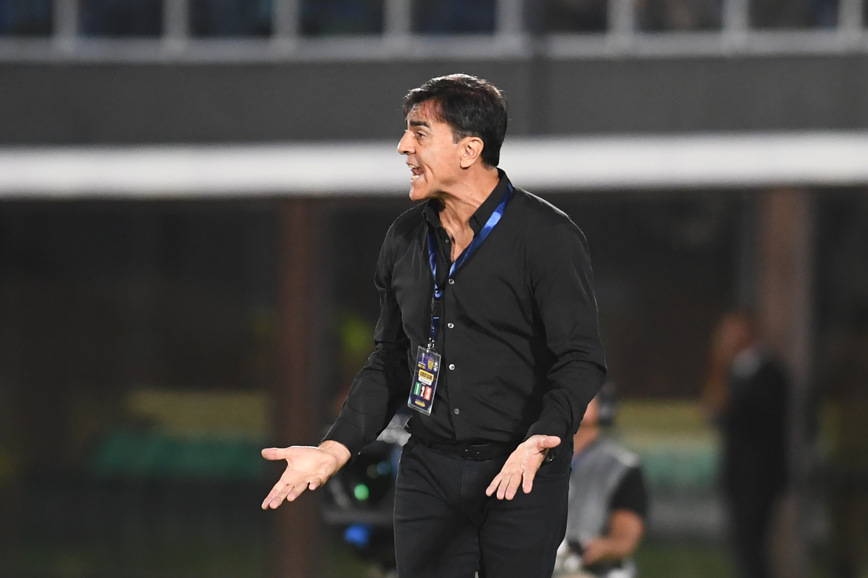 ASUNCION, PARAGUAY - APRIL 02: Gustavo Quinteros, Head Coach of Gremio, reacts during the Copa CONMEBOL Sudamericana Group D match between Sportivo Luqueño and Gremio at Estadio Defensores del Chaco on April 02, 2025 in Asuncion, Paraguay. (Photo by Christian Alvarenga/Getty Images)