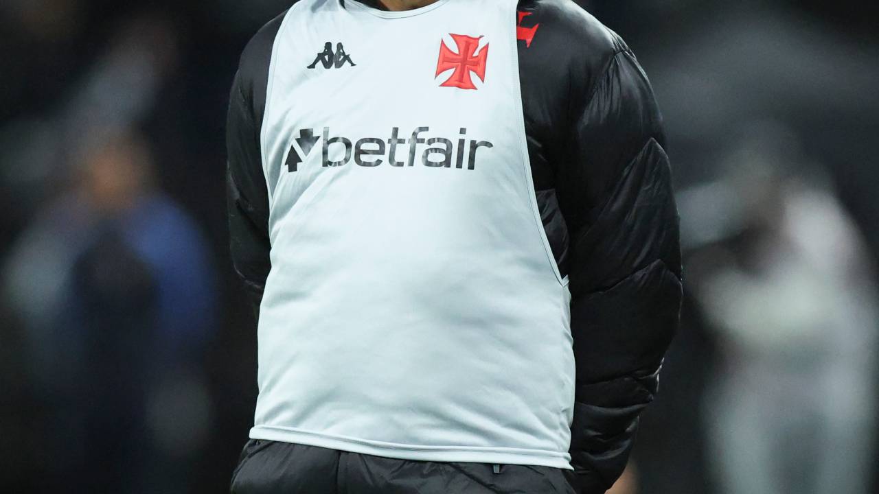 SAO PAULO, BRAZIL - APRIL 05: Head coach Fabio Carille of Vasco da Gama looks on during a Brasileirao Series A 2025 match between Corinthians and Vasco at Neo Quimica Arena on April 05, 2025 in Sao Paulo, Brazil. (Photo by Alexandre Schneider/Getty Images)