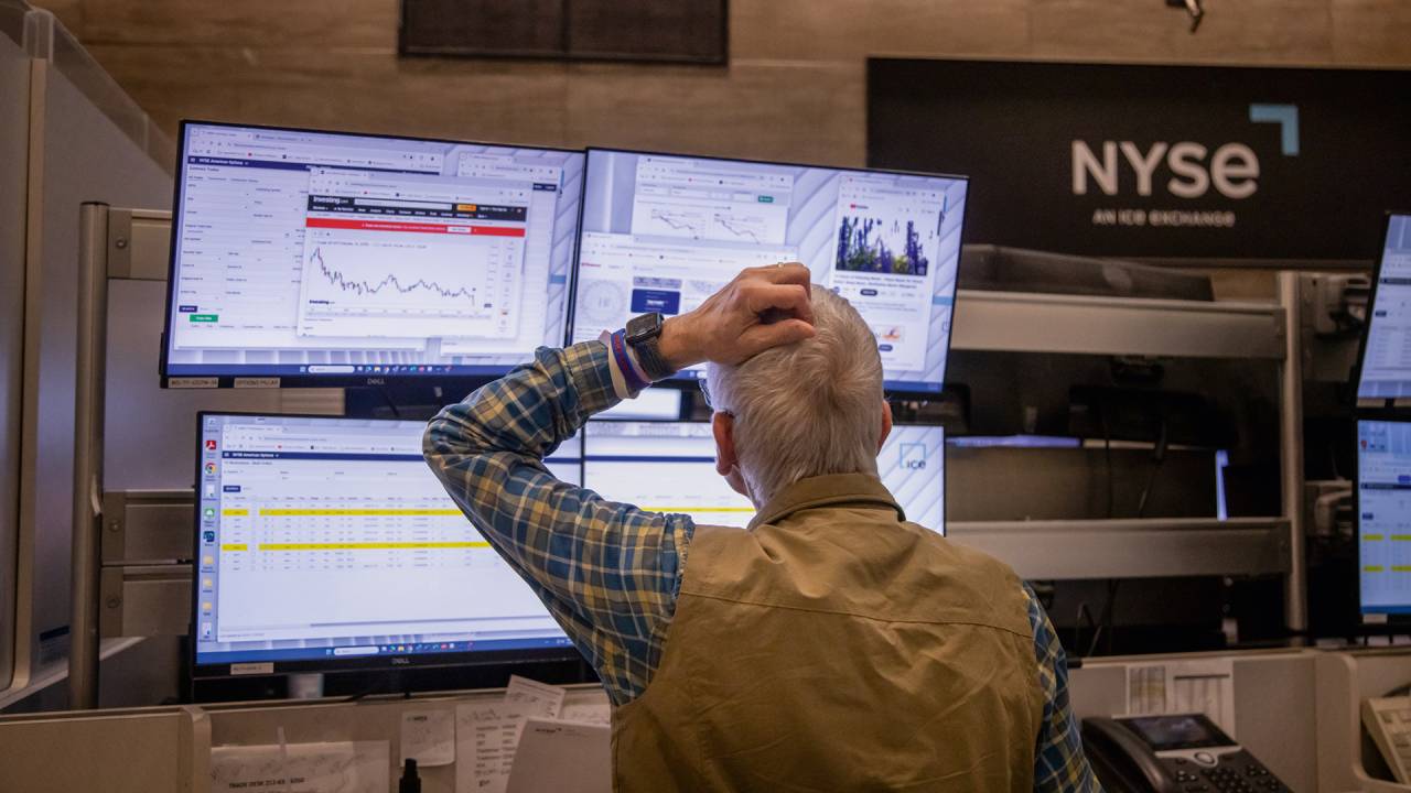 Operador da bolsa de Nova York observa queda do mercado: pânico