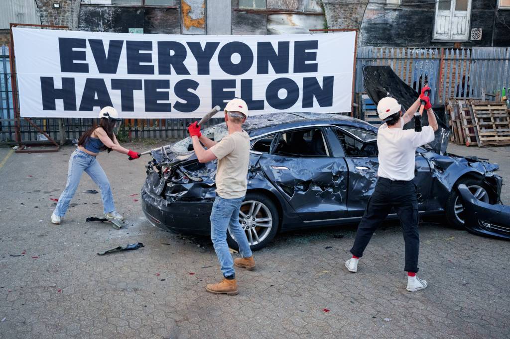 GettyImages-2209001194.jpg Ativistas quebram carro da Tesla: o valor de suas ações despencou