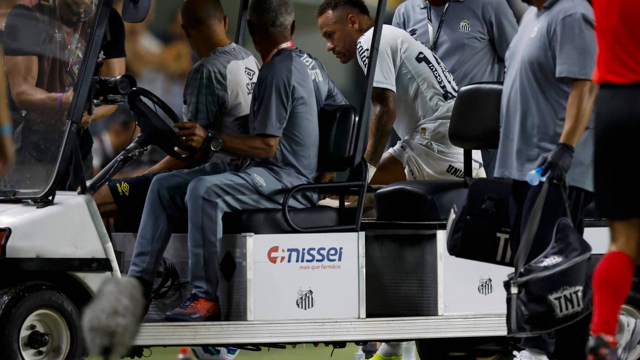 SANTOS, BRAZIL - APRIL 16: Neymar of Santos leaves field in a medical car after being injured during a match between Santos and Atletico Mineiro as part of Brasileirao 2025 at Urbano Caldeira Stadium (Vila Belmiro) on April 16, 2025 in Santos, Brazil.
