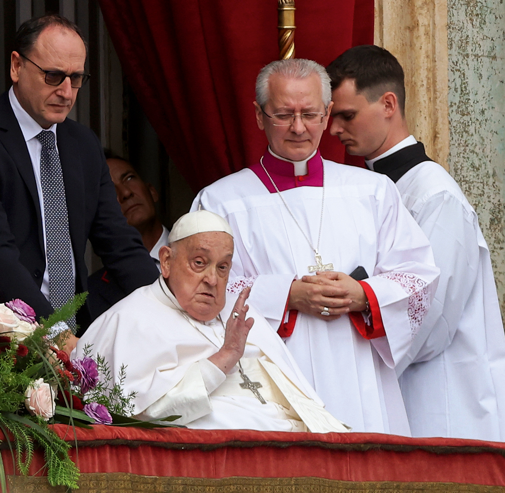 GettyImages-2210685907.jpg “IRMÃOS E IRMÃS” - A última aparição na missa do domingo de Páscoa: a evidente fragilidade de quem sofreu e fez do sofrimento uma mensagem de amor e persistência para o rebanho.