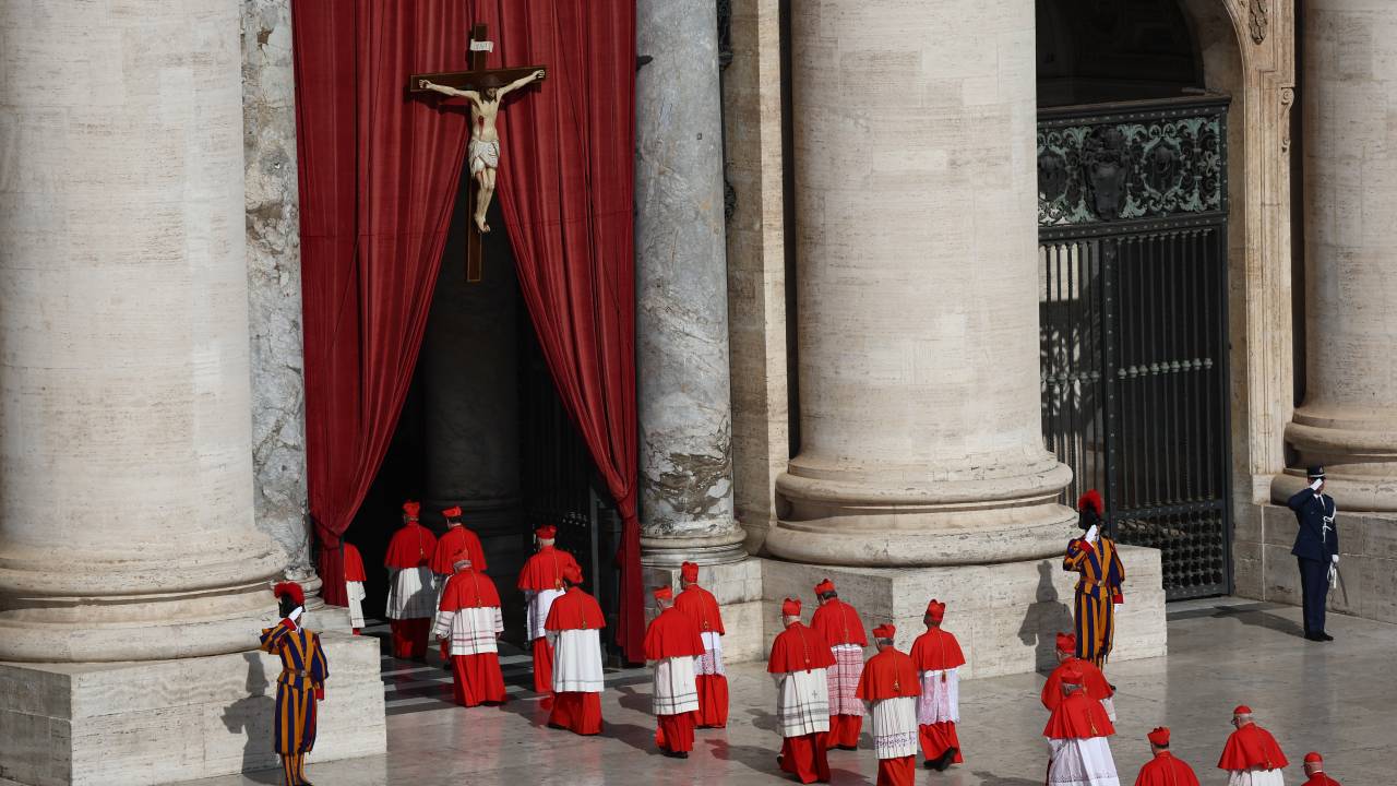 Cardeais são vistos enquanto o caixão do Papa Francisco é transferido da Casa de Santa Marta para a Basílica de São Pedro, na Praça de São Pedro, no Vaticano. 23/04/2025