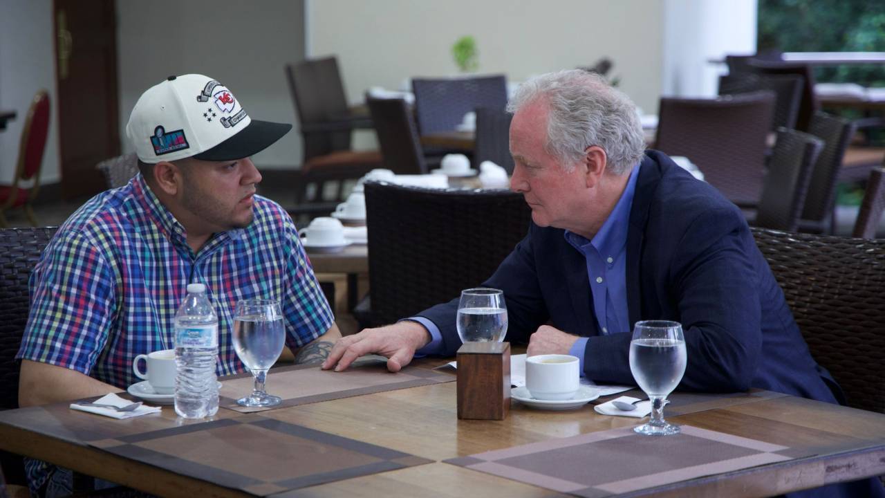 Kilmar Ábrego García (à direita) e o senador Chris Van Hollen durante encontro em El Salvador. 17/04/2025