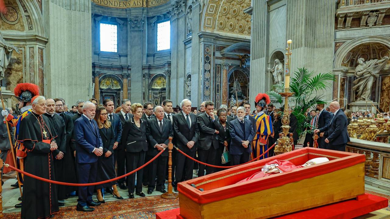 Lula e comitiva brasileira fazem visita privada ao corpo do papa Francisco na Basílica de São Pedro. 25/04/2025 -