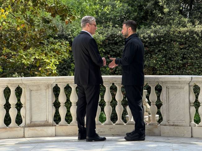 Gpdiz7cXoAAxTMS Volodymyr Zelensky (dir.) aperta a mão do primeiro-ministro britânico, Keir Starmer, enquanto discute a guerra na Ucrânia com o aliado às margens do funeral do papa Francisco, em Roma. 26/04/2025 -