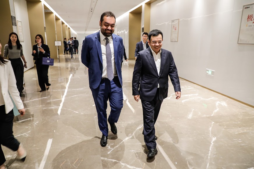 Negócios com a China: Cláudio Castro fecha acordo para novas câmeras de monitoramento no Rio