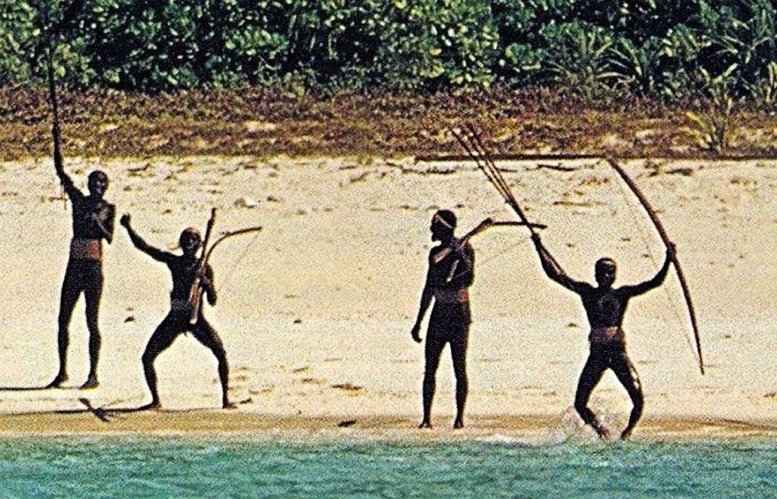 Indígenas na Ilha Sentinela do Norte, no arquipélago de Andaman e Nicobar.