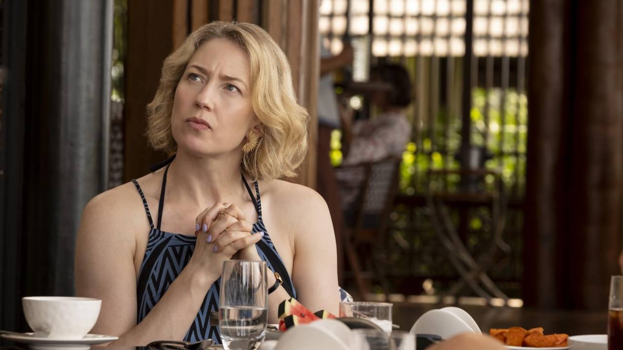 Carrie Coon como Laurie em 'The White Lotus'