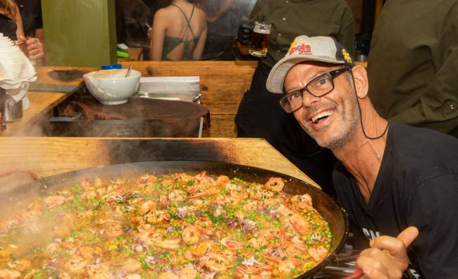 Chef Renato Martins prepara paella para o festival Sardinha, Samba & Shoro, em Macaé