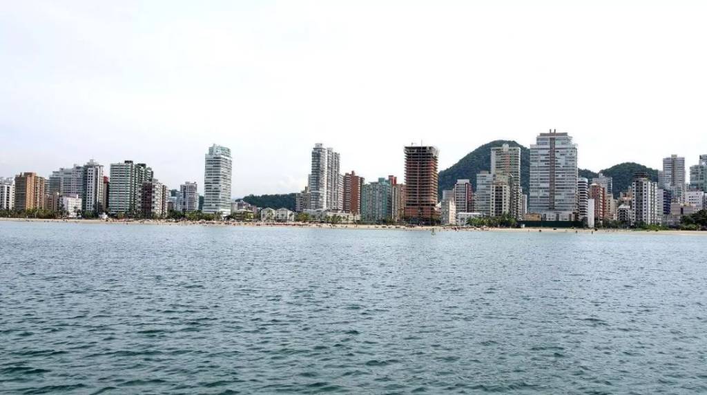 Casal morre afogado em praia no litoral de São Paulo; filho sobrevive